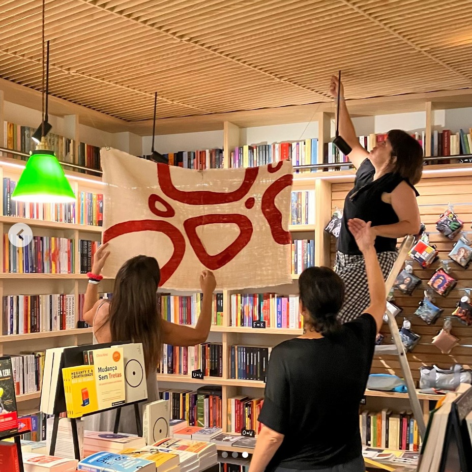 The Baci Sospesi flag at Livraria Arquivo