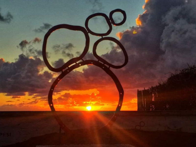 Baci Sospesi installation by the sea in Passoscuro